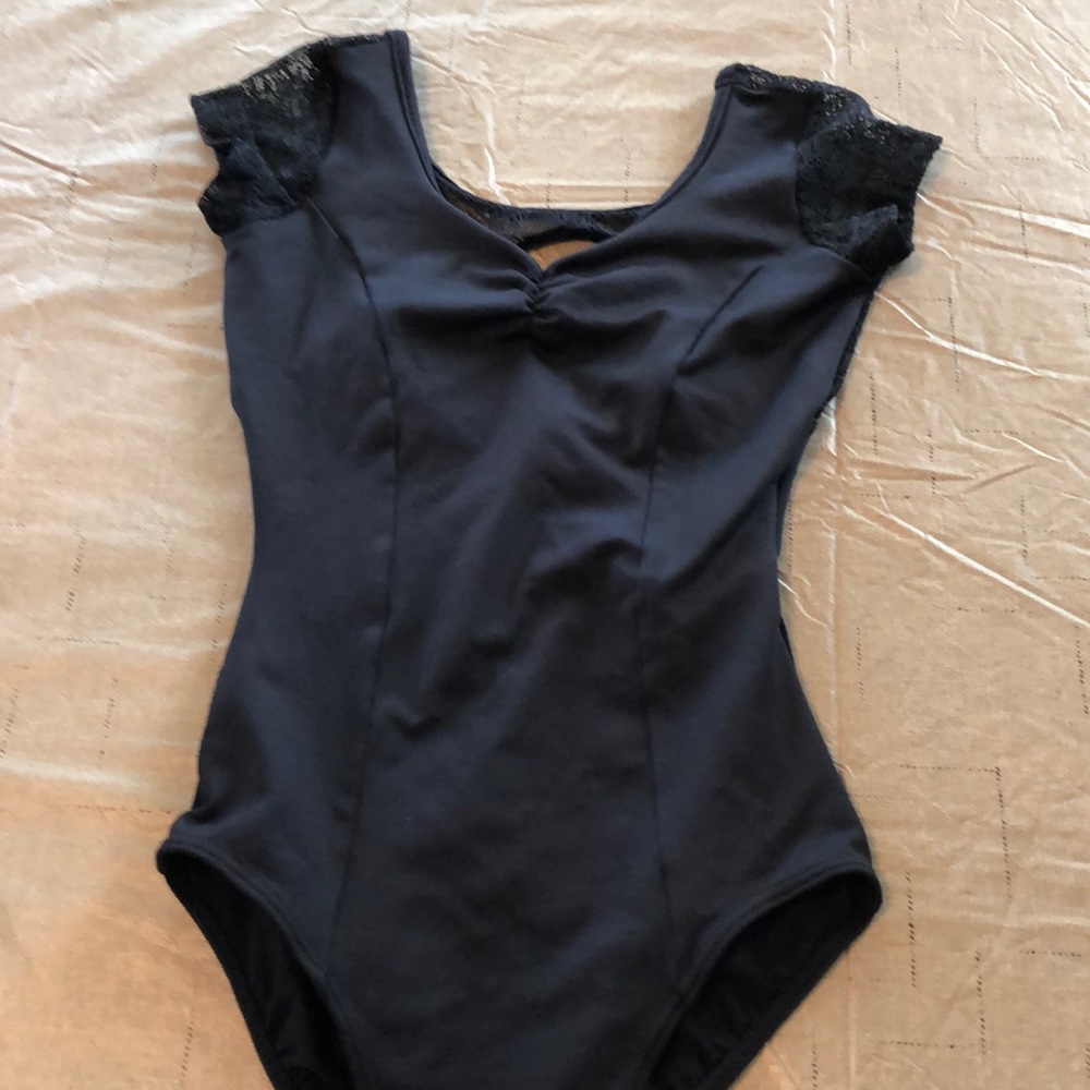 Black Leo size 12-14 like new